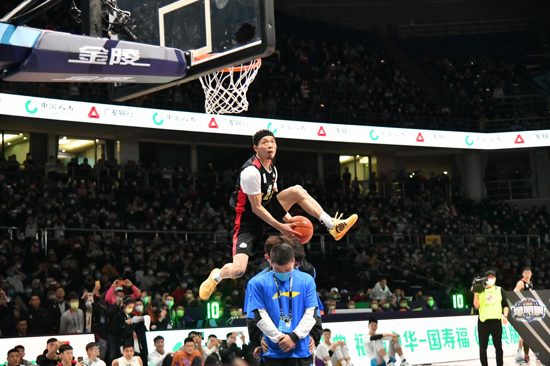 但也折射出 但也折射出